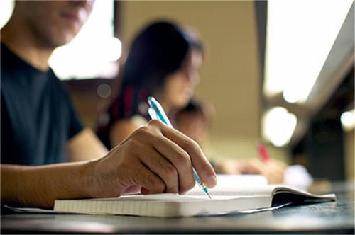成人高考本科学费多少钱？成考本科学历怎么样？